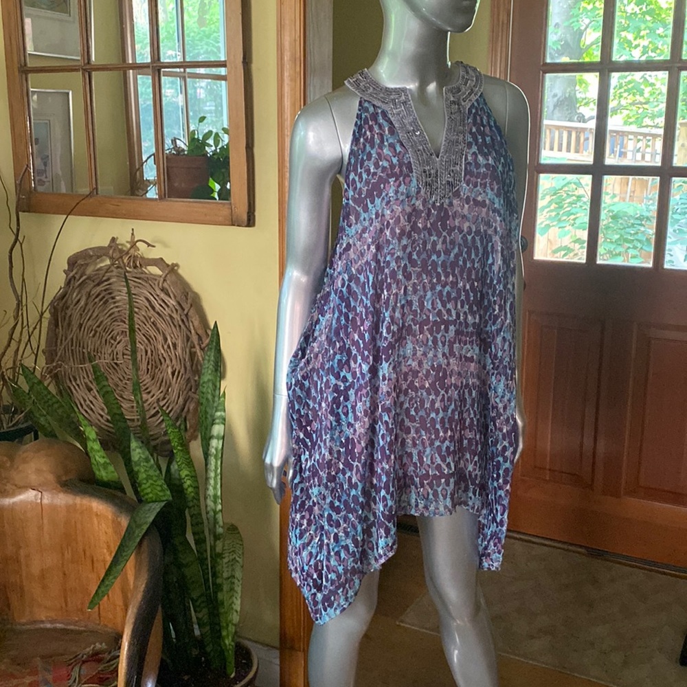 Free People Absolutely stunning dress, sleeveless, w/ sequins V-neck trim/tunic